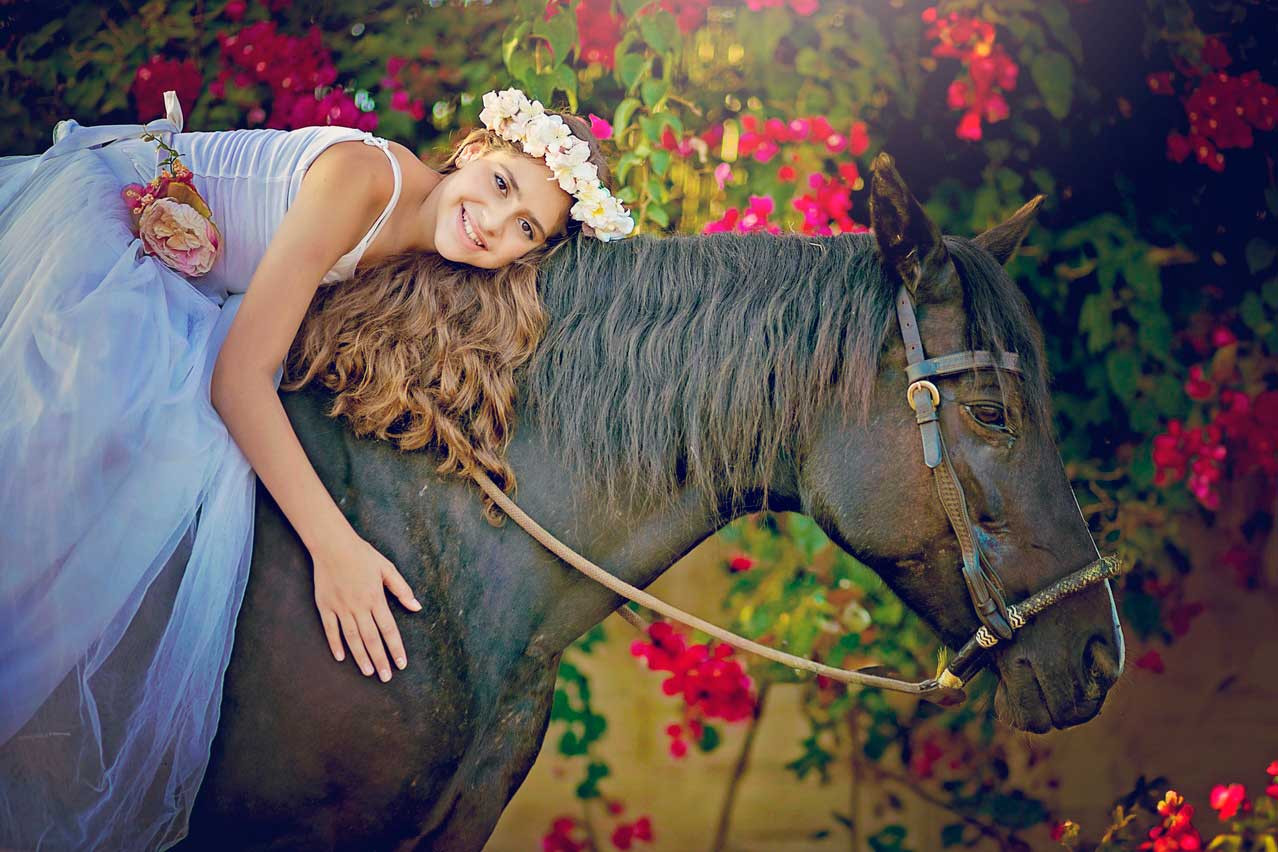 ילדת בת מצצווה על סוס