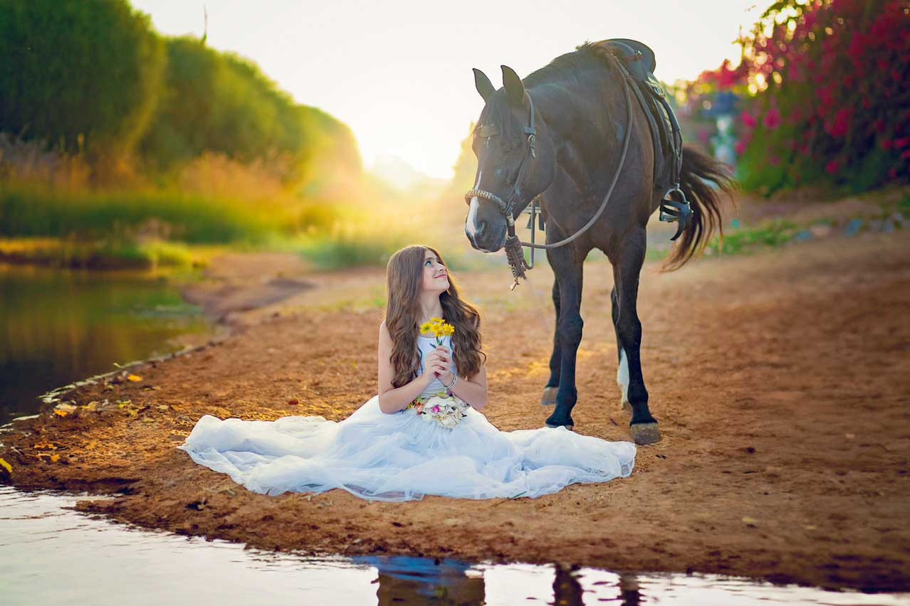 צילום של ילדה וסוס