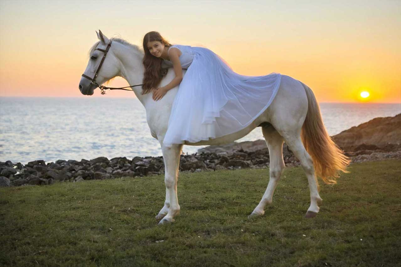 צילום בוק בת מצווה עם סוס לבן בשקיעה