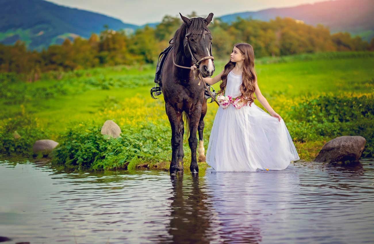 ילדה רוכבת על סוס
