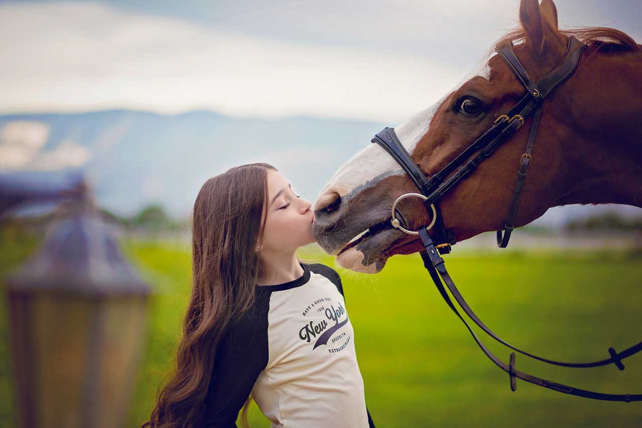 כלת בת מצווה מנשקת סוס