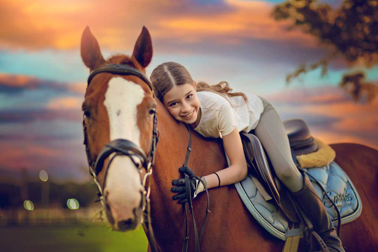 ילדה רוכבת על סוס